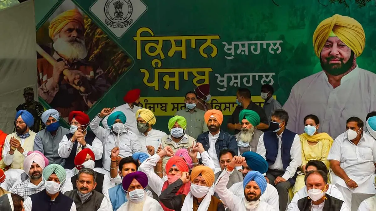 पंजाब-केंद्र सरकार के बीच घमासान, जंतर-मंतर पर धरने पर बैठे अमरिंदर-सिद्धू