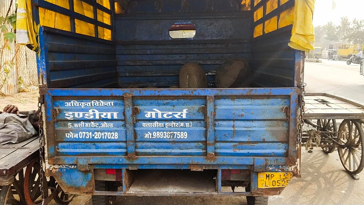 उज्जैन पुलिस की बड़ी कार्रवाई, नकली मावे की गाड़ी को मौके से पकड़ा