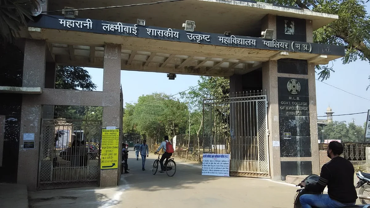 ग्वालियर : एमएलबी कॉलेज में प्रवेश लेने छात्रों की उमड़ी भीड़