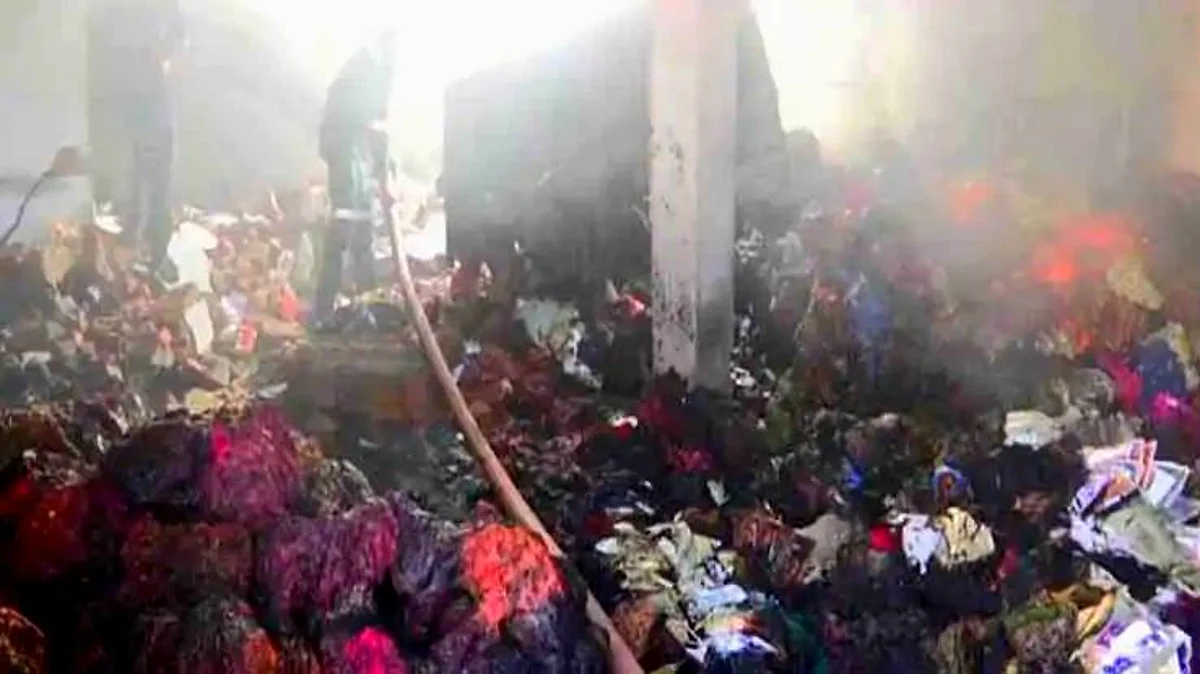 अहमदाबाद : बॉयलर में ब्लास्ट से कपड़े के गोदाम में लगी आग