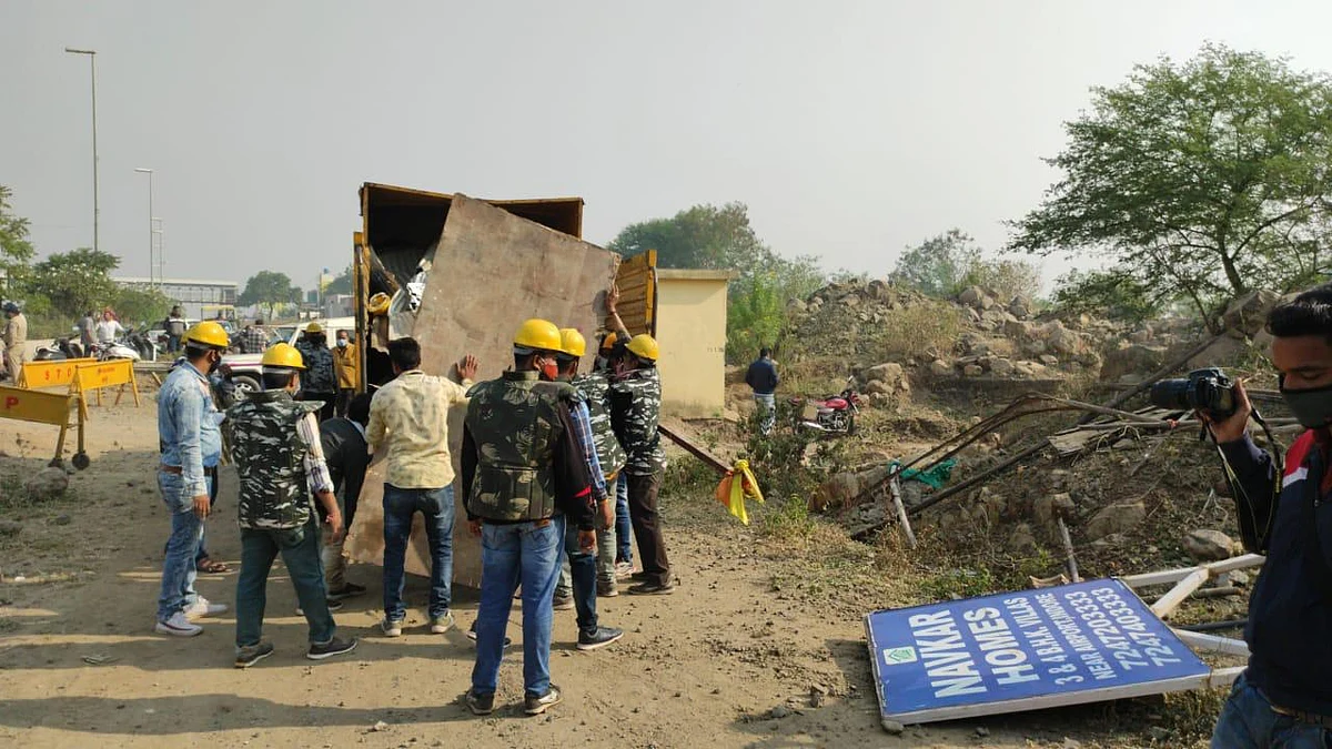 प्रशासन ने सुपर काॅरिडोर-अंबिकापुरी में ध्वस्त किया निर्माण-
