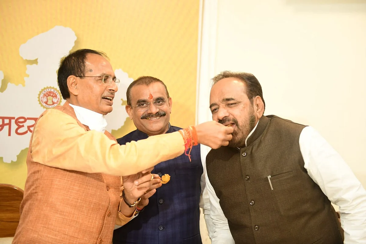 भाजपा कार्यालय में नेतागण मिठाई खिलाते