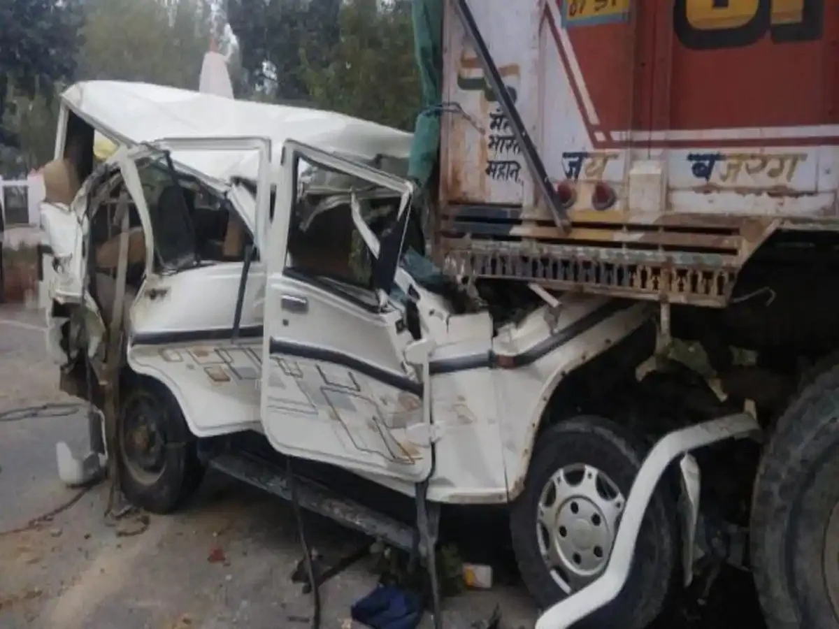 उत्तर प्रदेश के प्रतापगढ़ में दर्दनाक हादसा-ट्रक में घुसी तेज रफ्तार बोलेरो