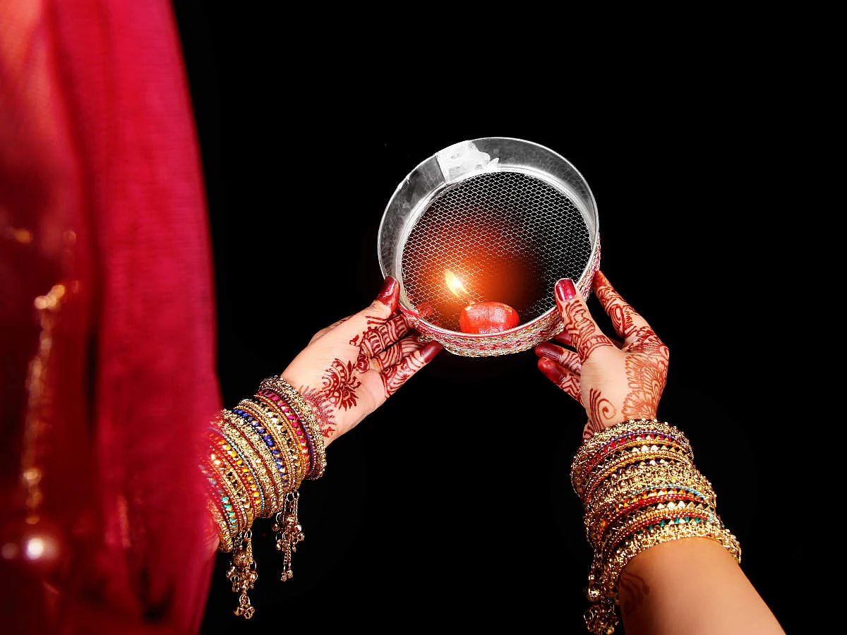 Karwa Chauth 2020 : रात्रि 8.26 पर निकलेगा करवा चौथ का चांद