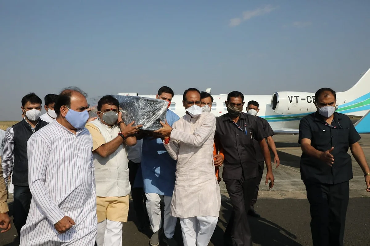 सीएम ने कैलाश सारंग की पार्थिव देह को दिया कंधा, शाम 4 बजे अंतिम संस्कार