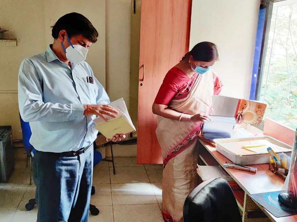 इंदौर : एमपी ऑनलाइन सेंटर पर जिला प्रशासन का छापा