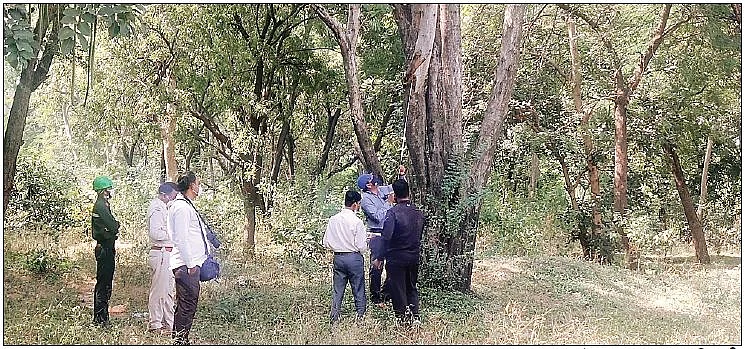 घटनास्थल पर जांच करते हुए एफएसएल अधिकारी