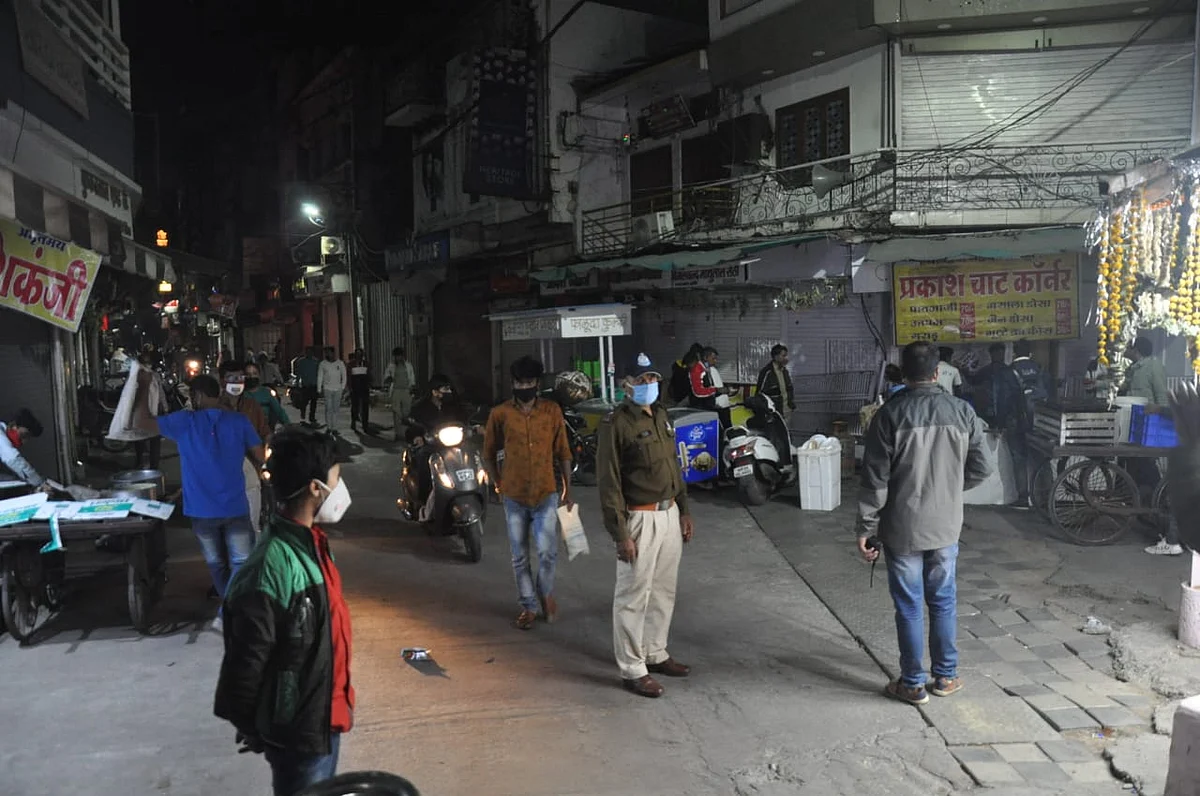 इंदौर : रात 10 बजे से पुलिस की सख्ती हुई शुरू
