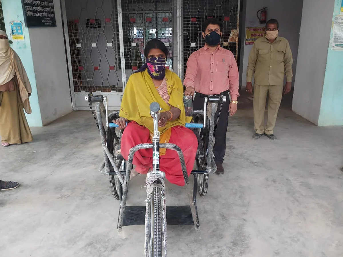 सीधी : विकलांग सुनीता को मिला सहारा, जिला प्रशासन ने किया आत्मनिर्भर