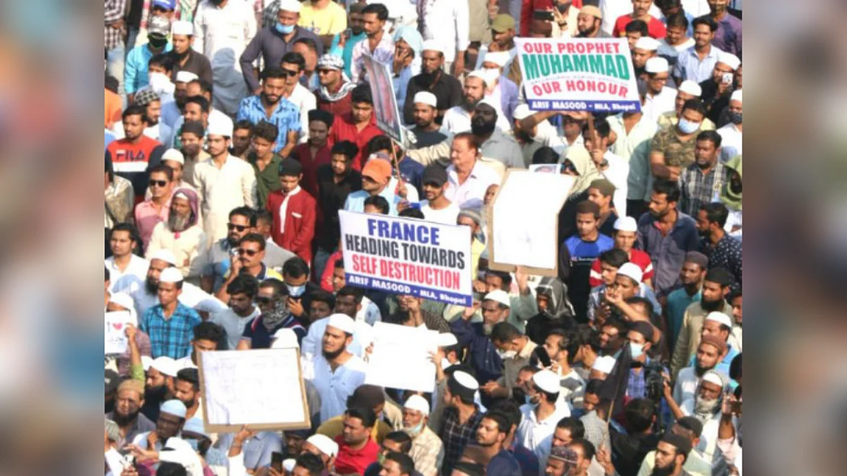 फ्रांस के राष्ट्रपति के खिलाफ दोबारा भीड़ जुटाने की खबर पर बड़ी कार्रवाई