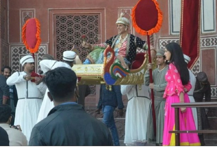 'अतरंगी रे' की शूटिंग के लिए आगरा पहुंचे अक्षय कुमार- सारा अली खान