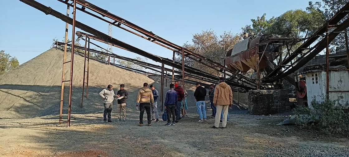 कार्यवाही करते विभाग के कर्मचारी