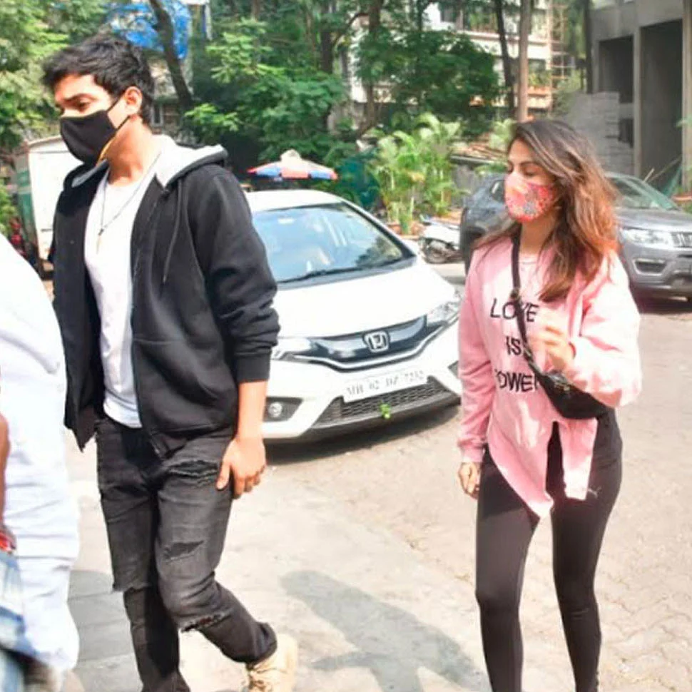 महीनों बाद बाहर निकलीं रिया चक्रवर्ती, मुंबई में नहीं मिल रहा है घर