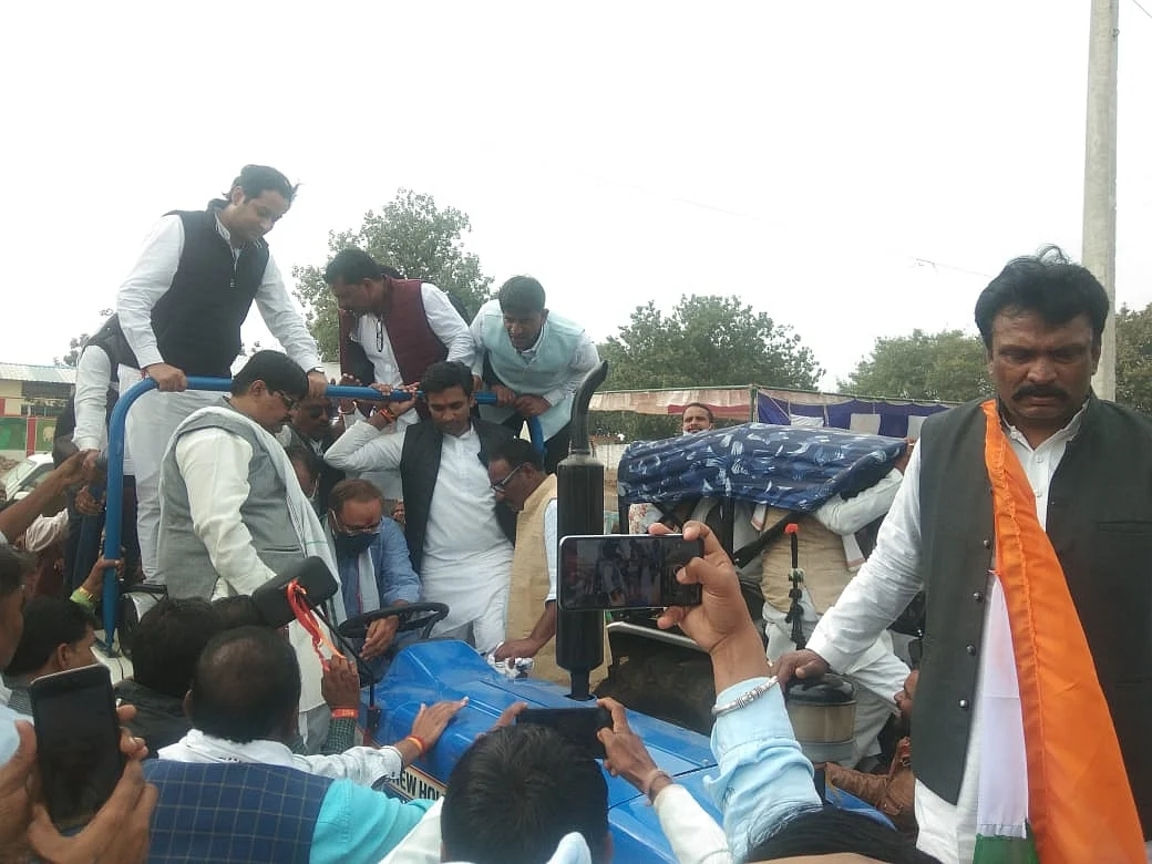 किसान विरोधी कृषि कानून के विरोध में टैक्टर चलाते कांग्रेस वरिष्ठ नेता