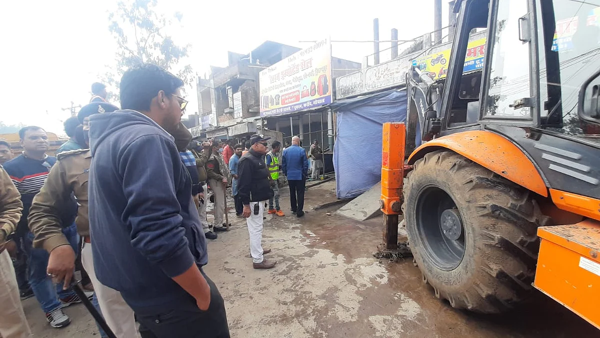 शराब की दुकानों समेत गुमठियों पर की कार्रवाई