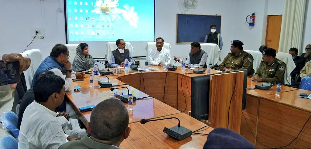 कलेक्टर ऑफिस सीधी में आईजी और कमिश्नर के साथ जिला प्रशासन के अधिकारियों की बैठक ली।