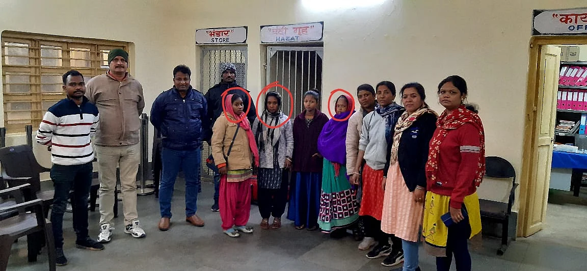 पुलिस गिरफ्त में महिला तस्कर