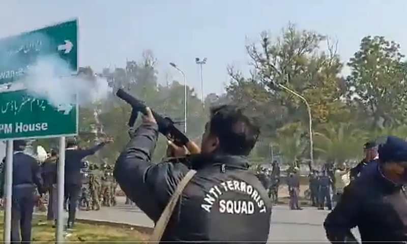 सरकारी कर्मचारियों पर कार्रवाई।