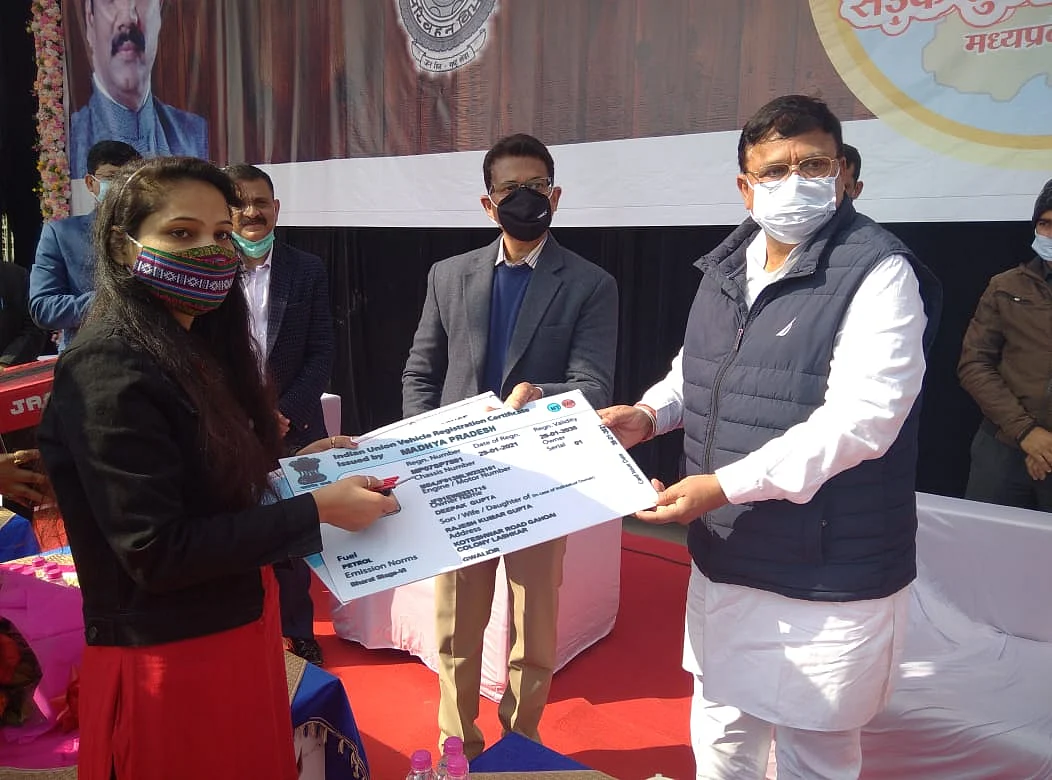 बालिका को दिया ड्राइविंग लायसेंस