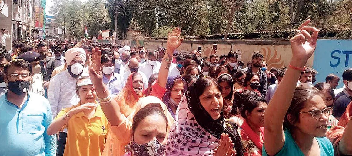 शहीद की अंतिम यात्रा में महिलाएं भी हुई शामिल