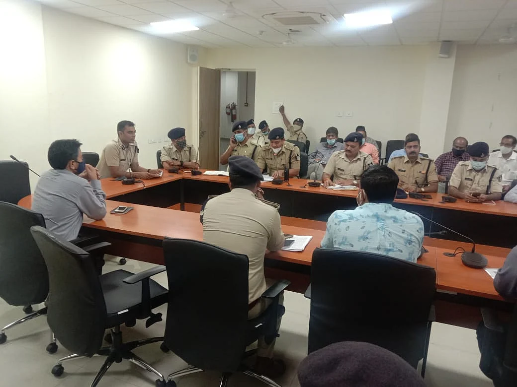 डीआईजी श्री इरशाद वली बैठक को संबोधित करते हुए