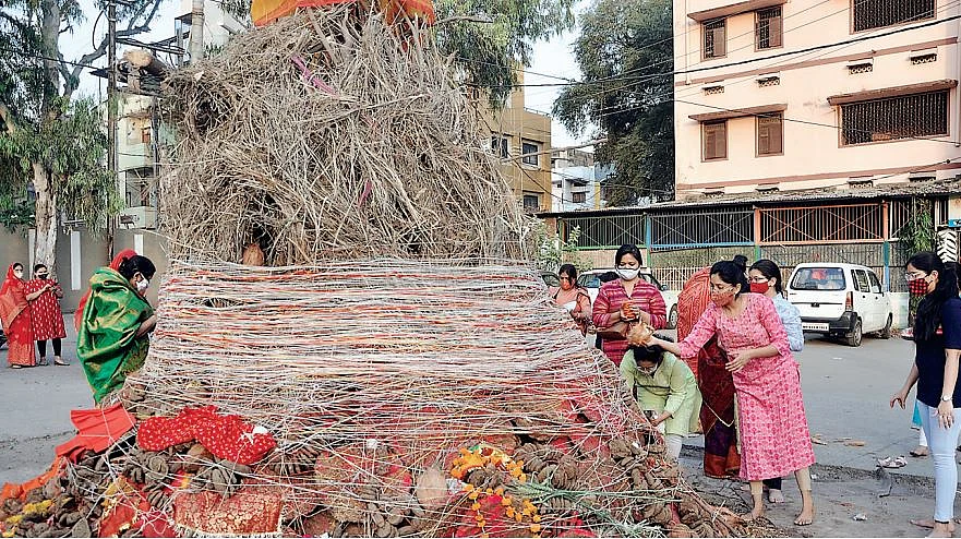मोहल्लों और कालोनियों में हुआ दहन