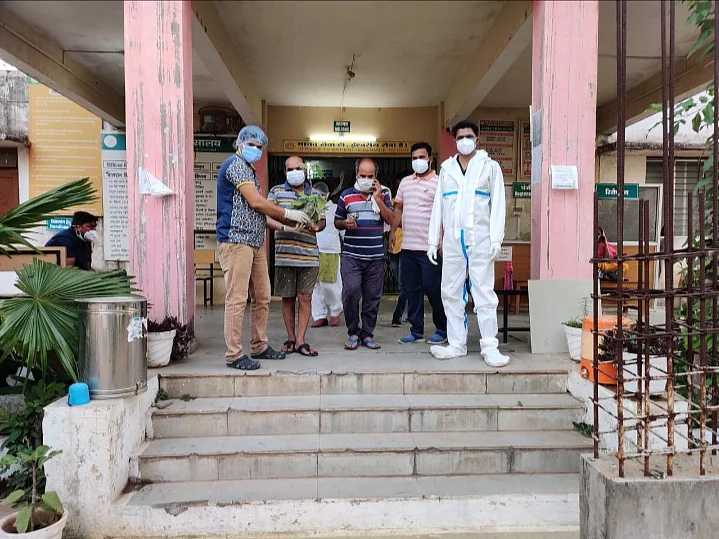 कोरोना से स्वस्थ हुए मरीजों को भेंट किए पौधे