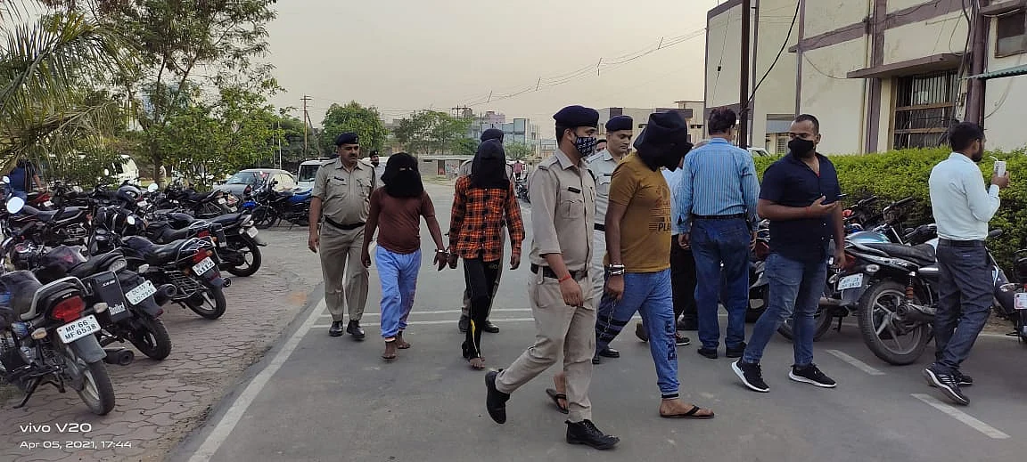 आरोपियों को ले जाते पुलिसकर्मी