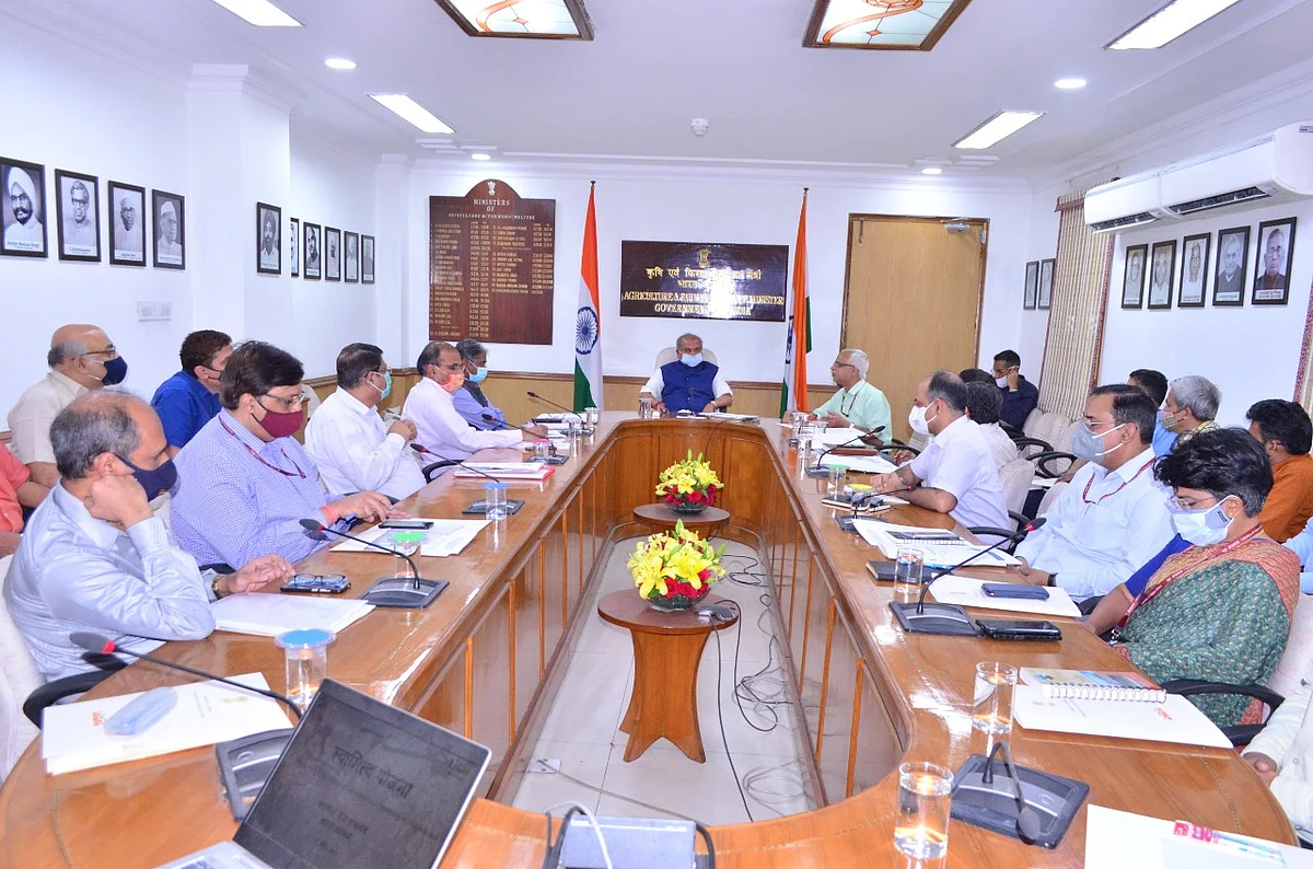 स्वामित्व योजना की प्रगति की समीक्षा बैठक में अधिकारीयों के साथ चर्चा करते हुए केंद्रीय मंत्री