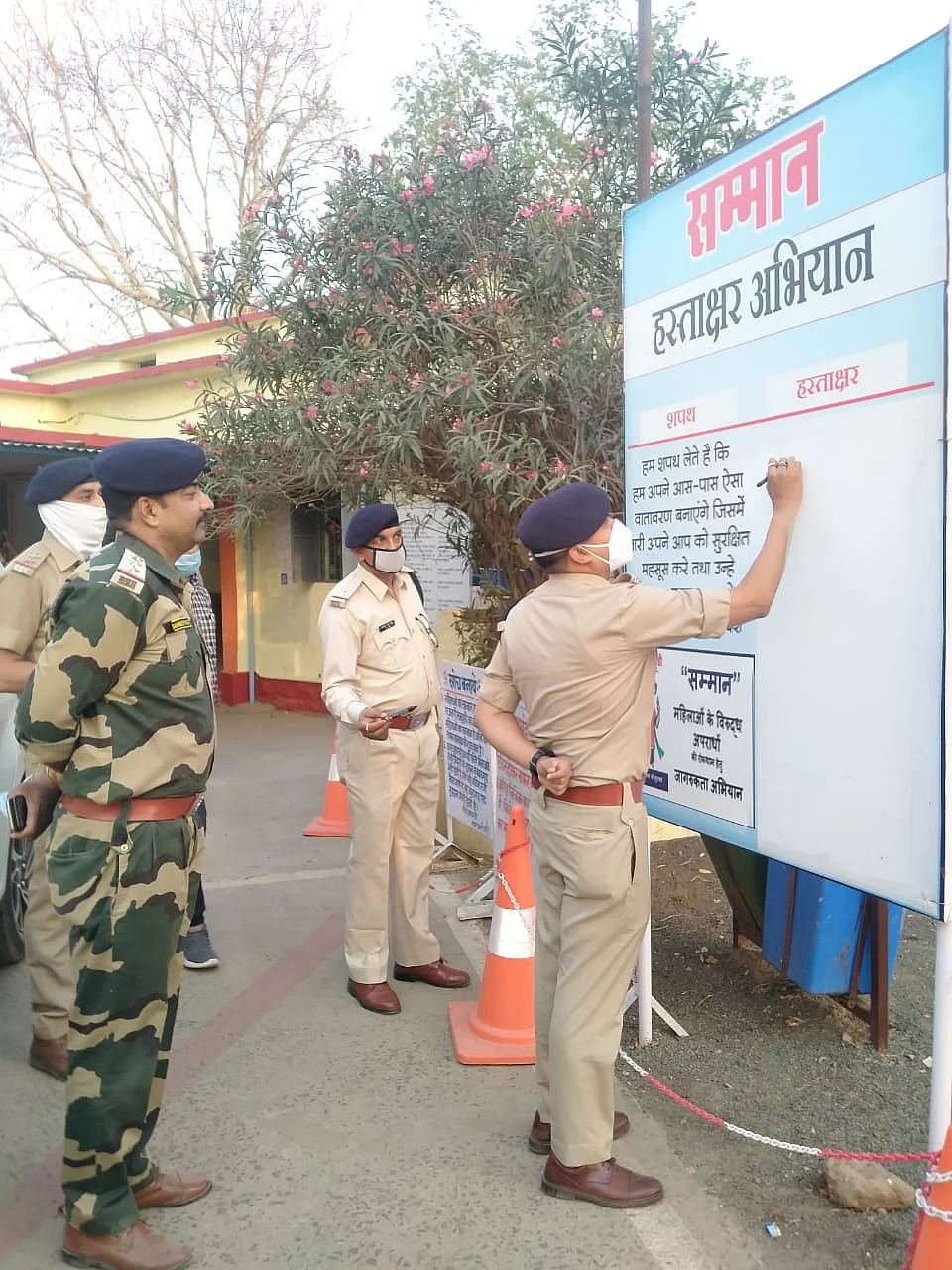 महिलाओं के सम्मान की रक्षा का संकल्प लेने हेतु चलाया हस्ताक्षर अभियान