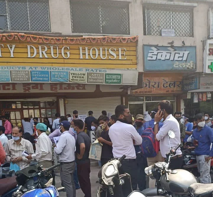 इंदौर में लम्बी लाइन रेमडेसिवीर इंजेक्शन के लिए