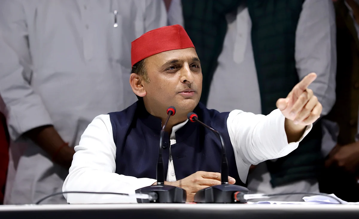 अपनी ही जेल में कैद हैं मायावती, दिल्ली में बैठा है जेलर : अखिलेश