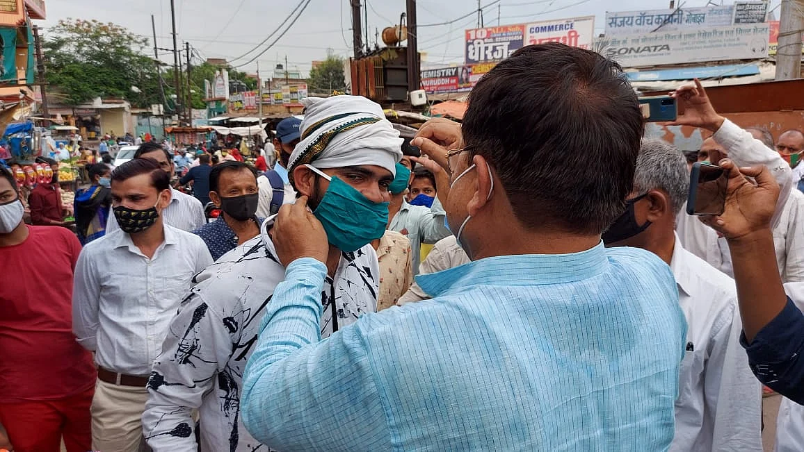 तोमर ने बाजार में लोगों को वितरित किये मास्क