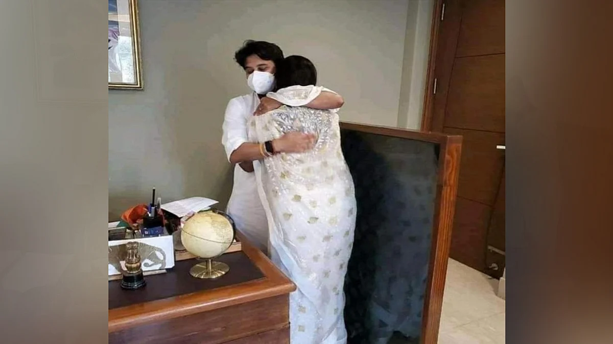 सिंधिया ने इमरती को लगाया गले