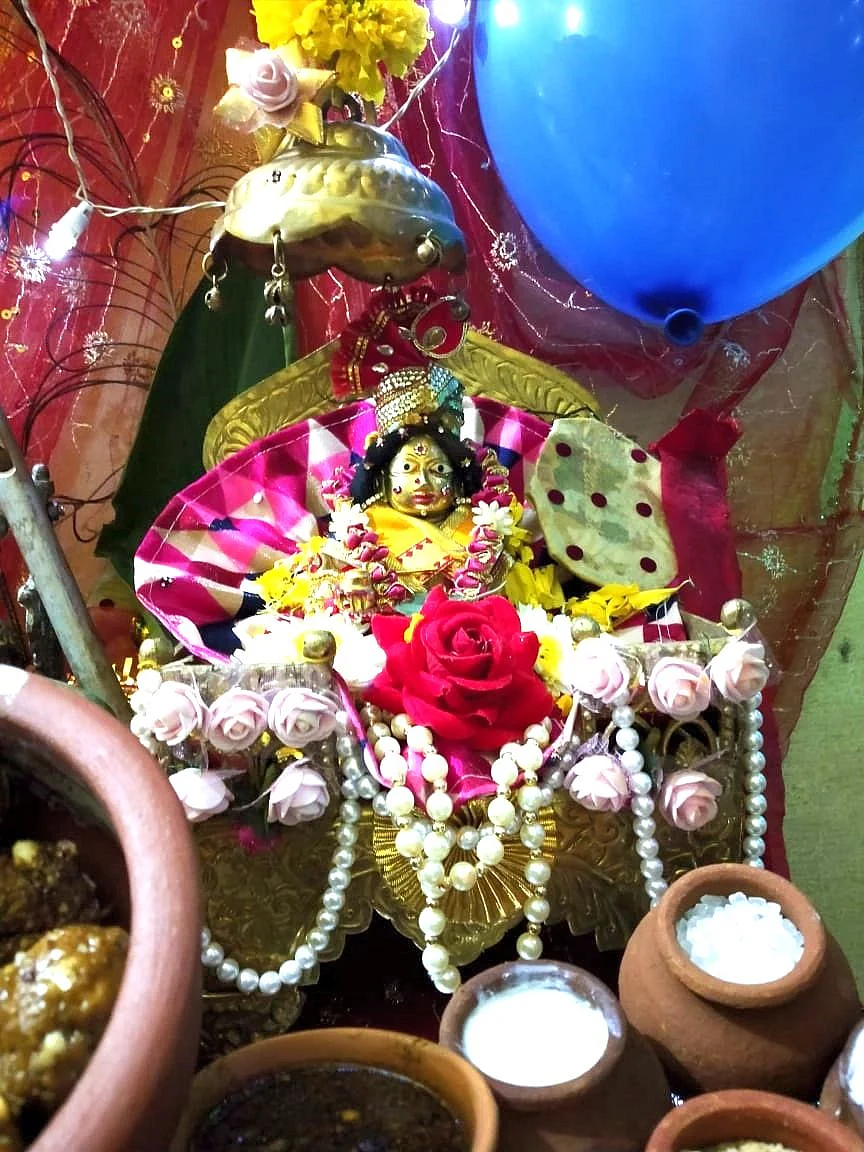 रात्री में भगवान का पंचामृत से अभिषेक कर महा आरती हुई।