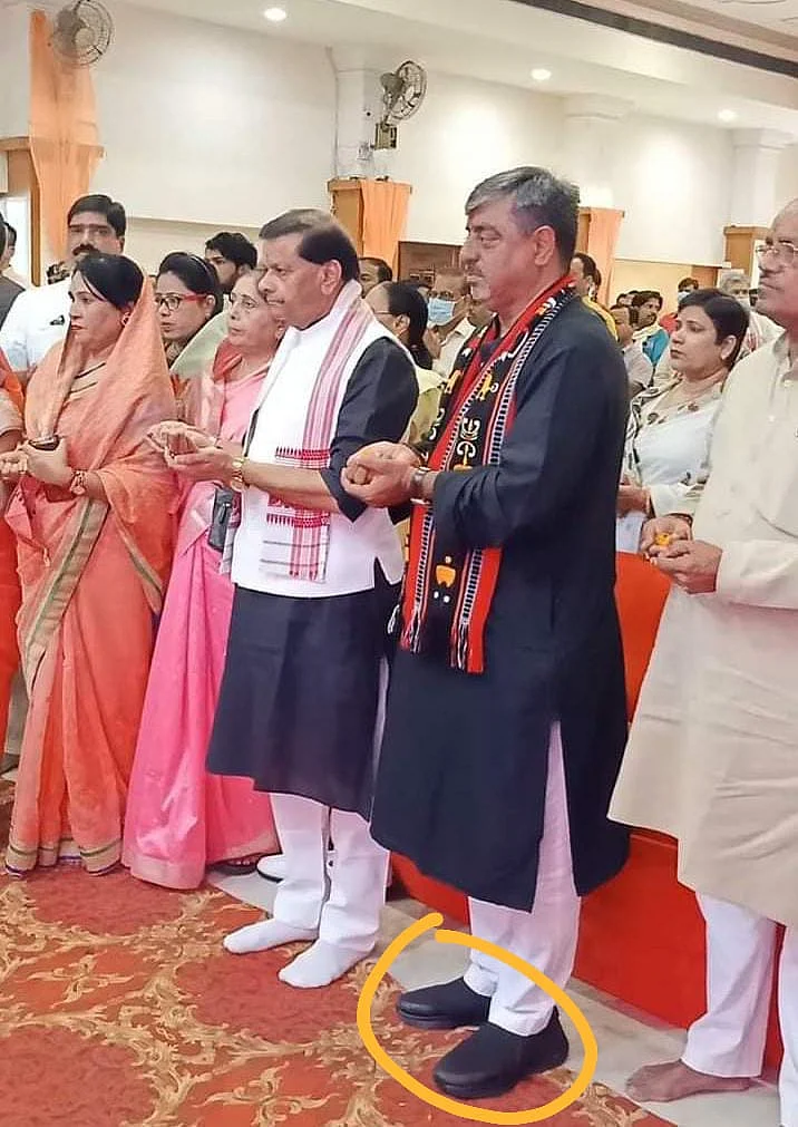 जूते पहनकर सुंदरकांड करते भाजपा जिलाध्यक्ष कमल माखीजानी