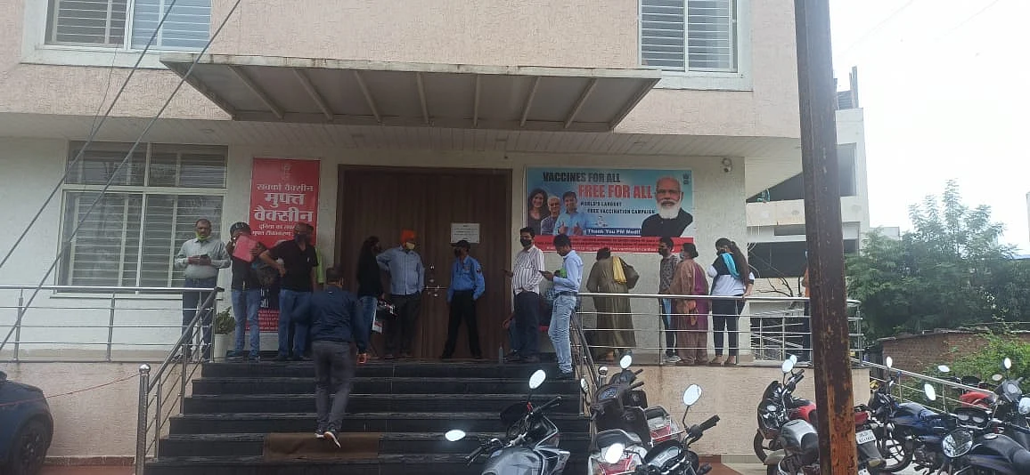 सीबीएसई के रीजनल कार्यालय के बाहर खड़े अभिभावक