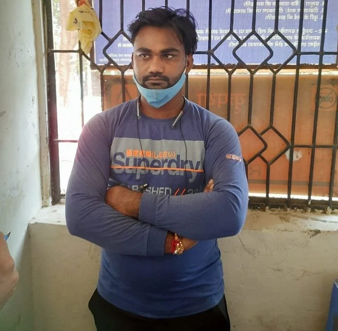 फर्जी आयुष्मान कार्ड के साथ पकड़ा गया युवक।