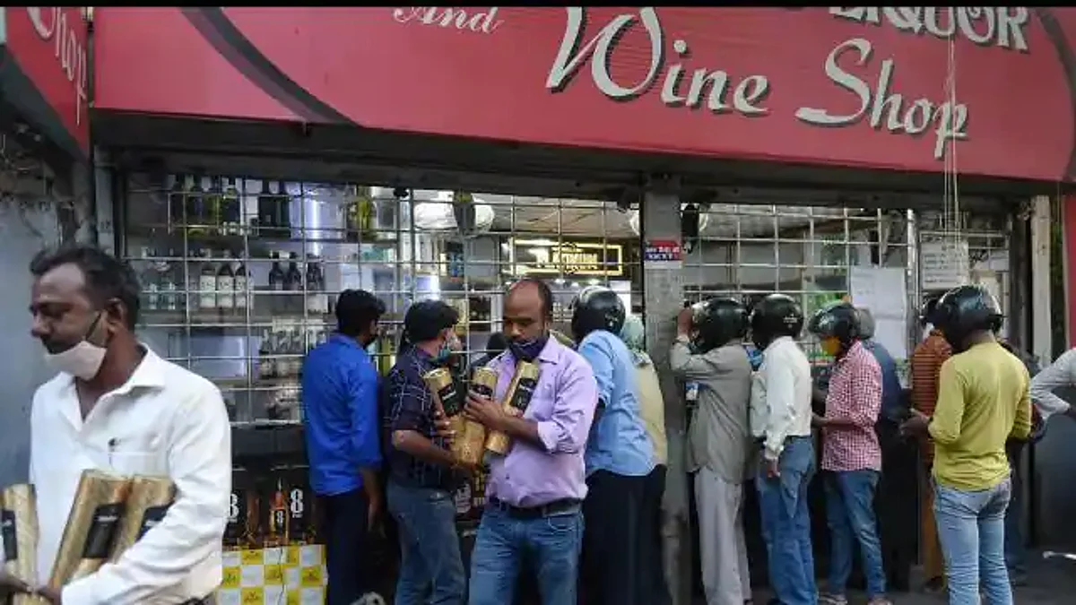 दिल्ली में आज शराब की दुकानों पर भारी डिस्काउंट के चलते लगा मेला