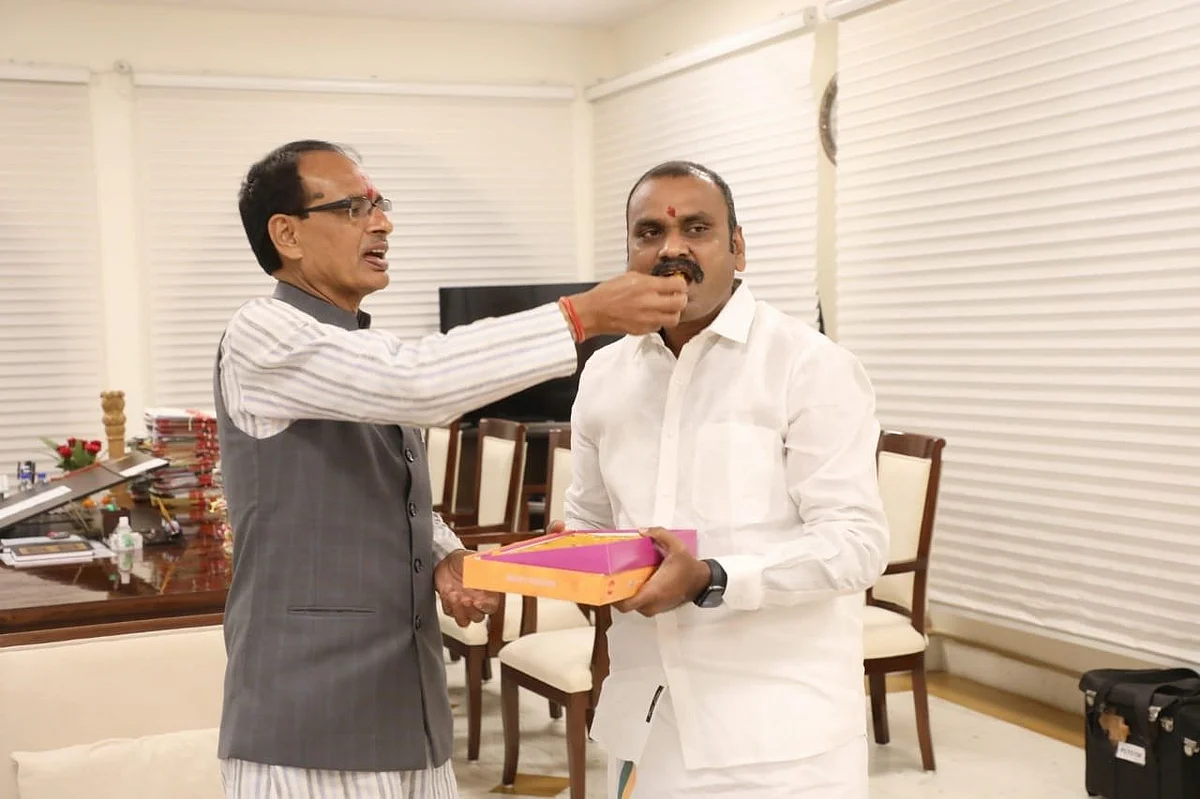सीएमने उन्हें मिठाई खिलाकर बधाई शुभकामनाएं दी