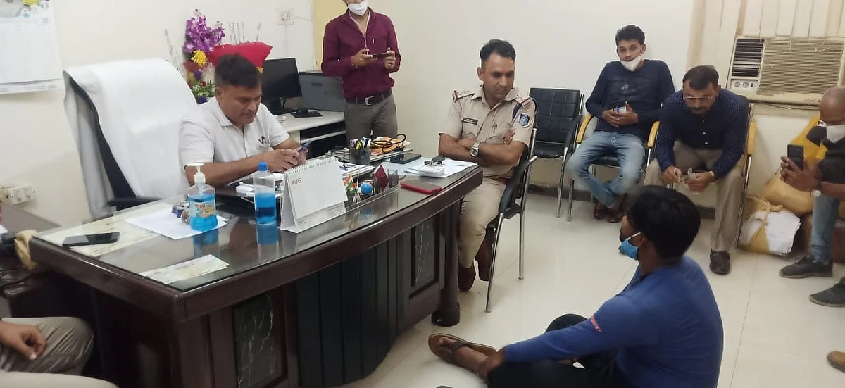 पकड़े गए युवक से पूछताछ करती पुलिस।