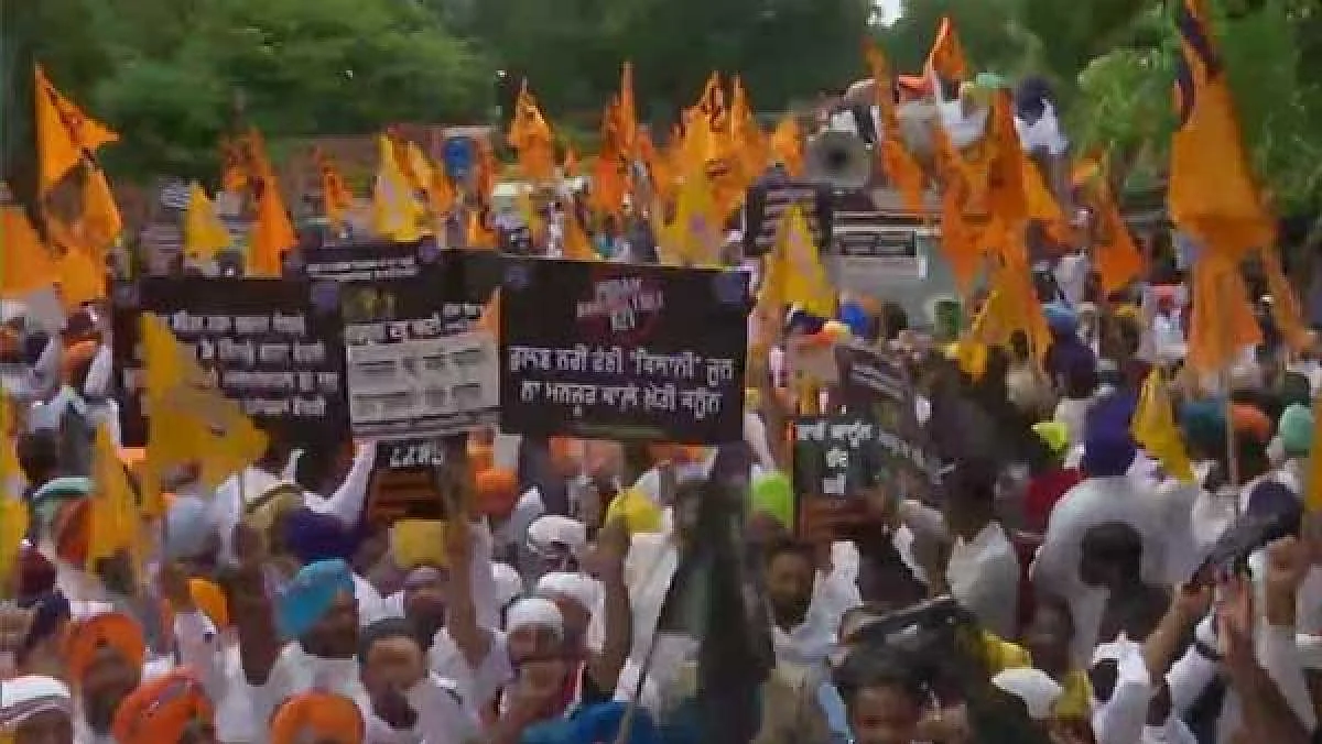 कृषि कानूनों के एक साल पूरे हाेने पर शिरोमणि अकाली दल का विरोध मार्च-हिरासत में कई नेता