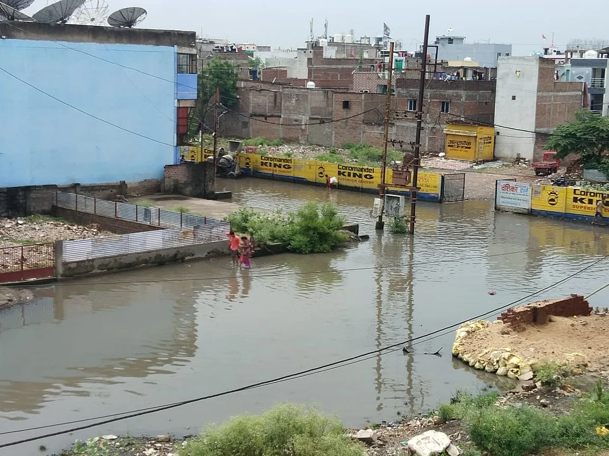 Indore : ड्रेनेज सिस्टम हुआ फेल, डेढ़ इंच बारिश में कई स्थानों पर भरा पानी