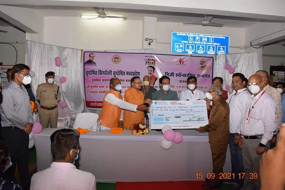 रेडक्रास सोसायटी ने भेंट किया 71 बच्चो के स्वीकृती राशि का चेक