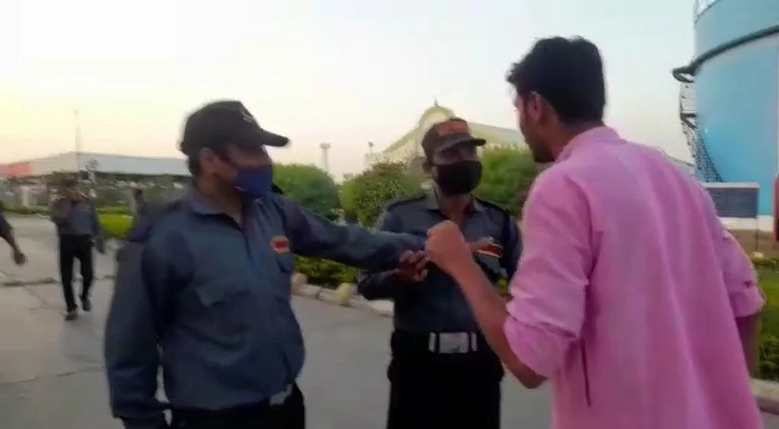पत्रकारों और परिजनों को रोकते सिक्यूरिटी गार्ड