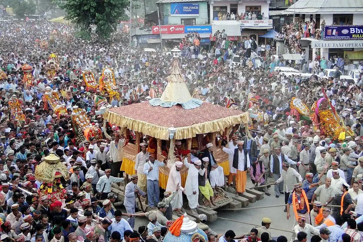 अंतर्राष्ट्रीय कुल्लू दशहरा उत्सव का आगाज, सैकड़ों देवी-देवताओं ने भरी हाजरी
