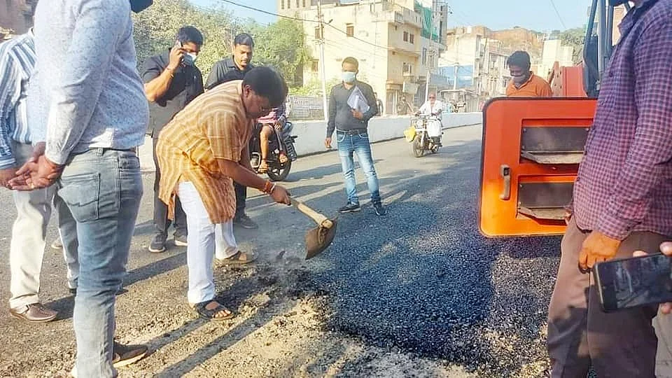 सड़क खोद परखी गुणवत्ता