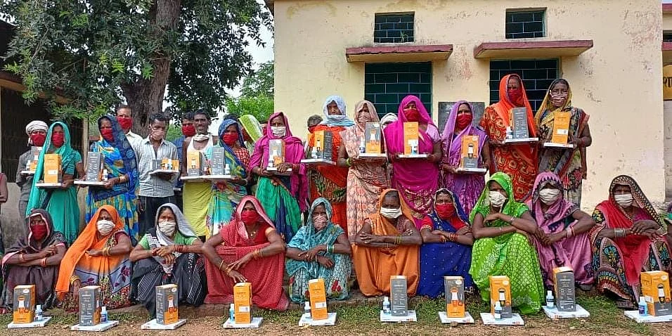 कथास में बांटी सोलर लाइट