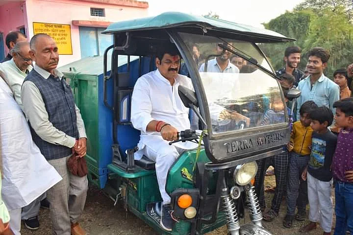 कचरा गाड़ी का उद्घाटन करते गोविन्द सिंह