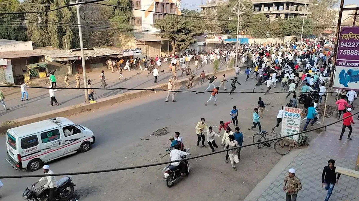 महाराष्ट्र में भड़की हिंसा- पुलिस पर हुआ पथराव
